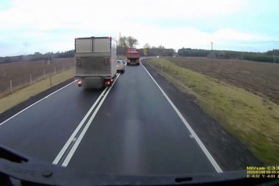 O włos od tragedii. Wyprzedzanie busa i osobówki na zakręcie