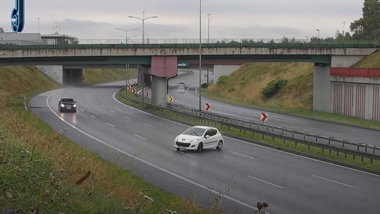 Potrójne salto Peugeotem na zakręcie w Rudzie Śląskiej 