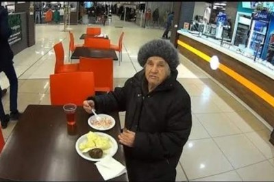 Staruszka poprosiła tylko o szklankę ciepłej wody. Nie spodziewała się takiej reakcji