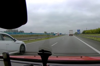 Cwaniaki z VW zaczepiają innych kierowców na A4 koło Konina