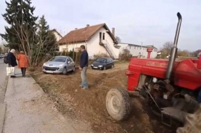 Prosił ich, żeby nie parkowali na jego ziemi. Zignorowali go i to był błąd