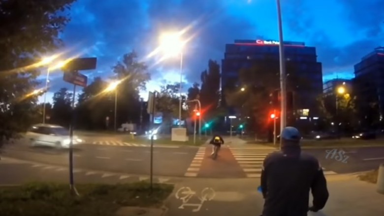 Tak się kończy przejeżdżanie na rowerze w słuchawkach przez pasy - Warszawa