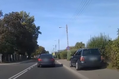 Wyprzedzał auta jadąc Passatem po chodniku. Szuka go policja 