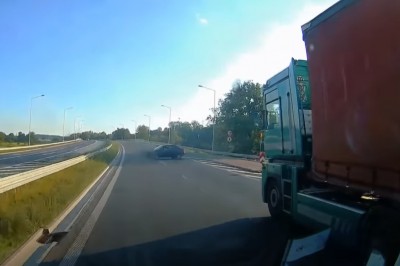 Mistrzyni kierownicy wjeżdża wprost przed nadjeżdżające auta
