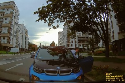 To już mocna przesada. Typ z BMW i jego parkowanie 