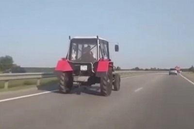 Lecisz sobie prawym pasem autostrady, a tu z lewej ostro ciśnie traktor