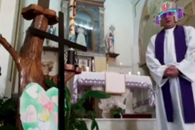 Ksiądz i jego mistrzowska transmisja z kościoła. Przypadkowo włączył filtry