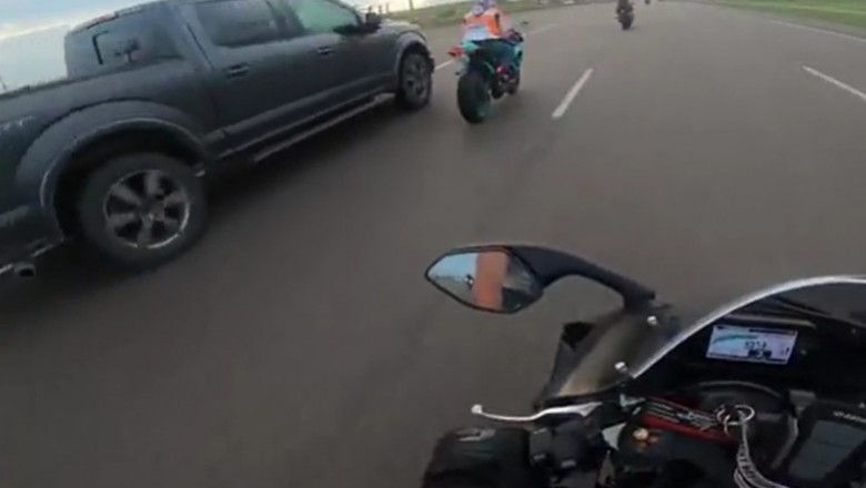 Motocyklista kontra SUV. Mocne spotkanie na autostradzie 