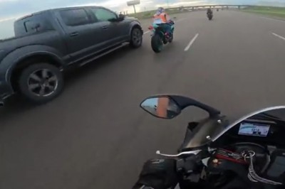 Motocyklista kontra SUV. Mocne spotkanie na autostradzie 