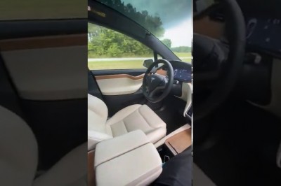 Siadł na miejscu pasażera i nie miał kierowcy. Tak wyglądała podróż Teslą 
