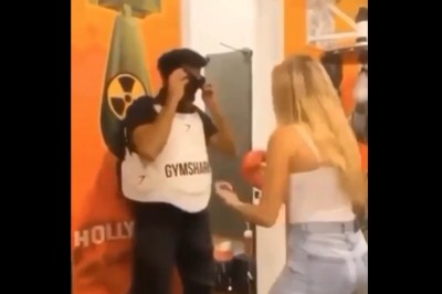 Blondynka i jej żart z opaską. Gość nieźle się zdziwił