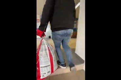 Rolnicy wjechali do gabinetu posła i rozrzucili mu obornik. Nagranie z akcji