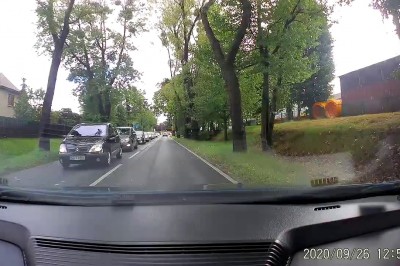 Ręce opadają. Korek spowodowany „ogromną” przeszkodą na drodze 