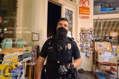 Szybko zmiękł na widok policjanta. Typ streamował ze sklepu