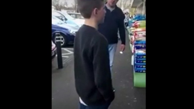 Ojciec daje lekcje synowi, który nawyzywał ludzi w sklepie
