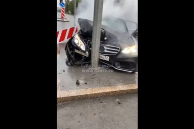 Nagrali kasowanie Mercedesa, czyli od lewej do prawej na skrzyżowaniu