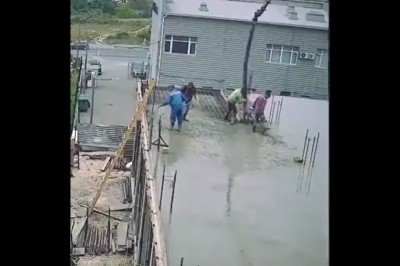 Budowlańcy i ich ciężki dzień w pracy. Majty chyba były do wymiany