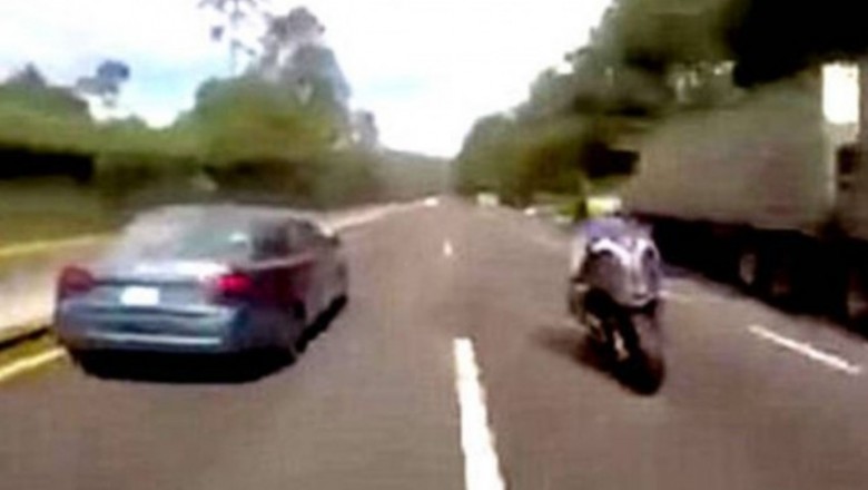 Wściekła dziewczyna zaciągnęła ręczny podczas wyścigu z motocyklistami