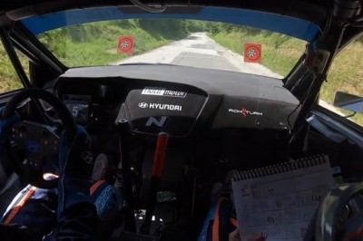 Lecisz ostro podczas rajdu przez wioskę, a tu niespodzianka za zakrętem