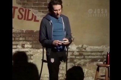 Gość bez nogi w osobliwy sposób żartuje ze swojej sytuacji 