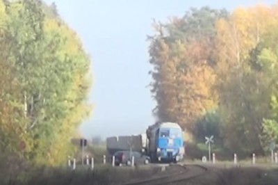 Centymetry od tragedii. Przeleciał autem przed jadącym pociągiem 