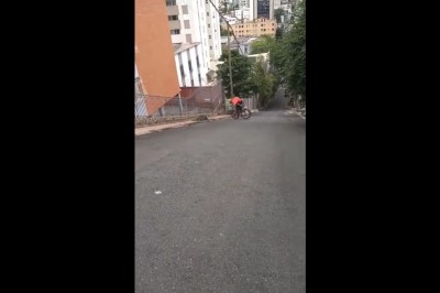 Hardcorowy dostawca jedzenia na rowerze kontra stromy podjazd