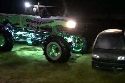 Kiedy na imprezie chcesz się popisać swoim monster truckiem, ale mocno przesadzasz