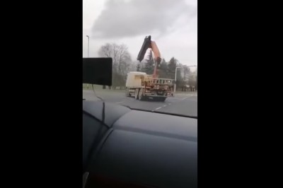 Kierowca rozbił ciężarówkę o wiadukt w Koszalinie. Nagranie świadków