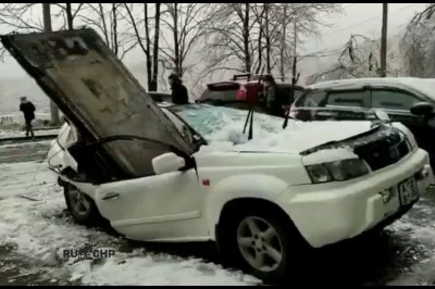 Odśnieżał auto, kiedy z góry spadła wielka metalowa płyta