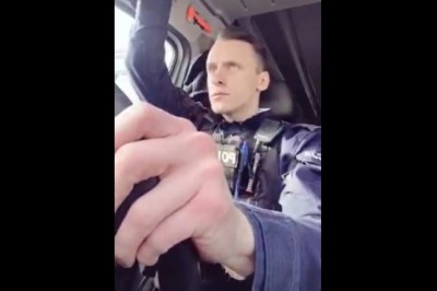 Policjant kontra zawinięte dziewczyny w kabarynie. Jego mina mówi wszystko