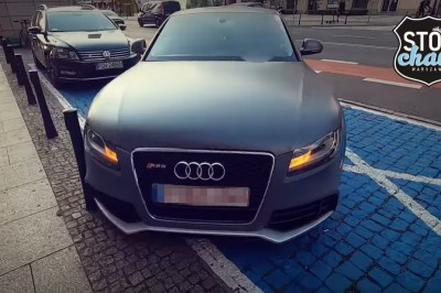 Niepełnosprawni kierowcy w Warszawie? Niektórzy chyba nie, choć i tak parkują 