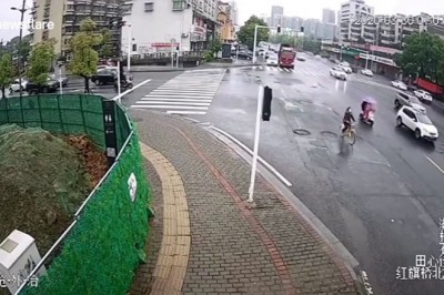 30 ton szkła spadło na auto na skrzyżowaniu. Przygniotło całą rodzinę 