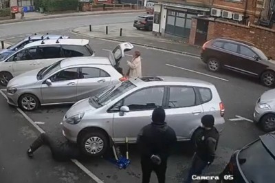 W biały dzień wycinają katalizatory z samochodów. Nagranie z monitoringu 