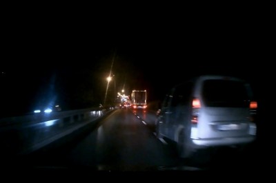 Kiedy bierzesz się za wyprzedzanie z prawej i trafiasz na TIRa