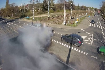 Kierowca ratuje rozbieganego diesla na przejeździe kolejowym