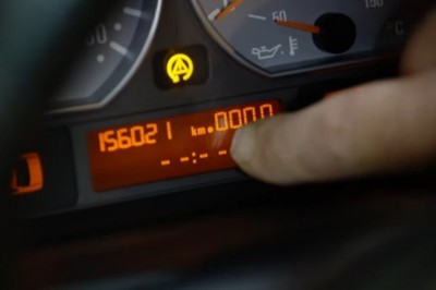 Handlarze go nienawidzą. Czyli jak rozpoznać cofany przebieg w BMW