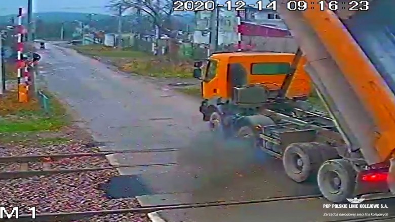 Kierowca wywrotki zrywa sieć trakcyjną w Kielcach. Nagranie z monitoringu 