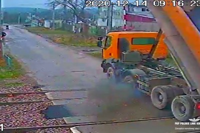 Kierowca wywrotki zrywa sieć trakcyjną w Kielcach. Nagranie z monitoringu 