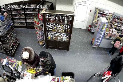 „Chytra baba z Radomia” to przy niej pikuś. Nagranie ze sklepu 