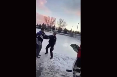Dwóm policjantkom nie spodobała się gra w hokeja na osiedlu