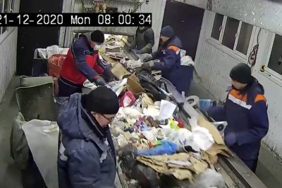 Czujny ratownik sortowni śmieci znajduje żywego kota