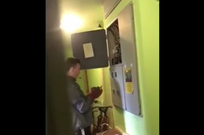 Elektryk amator grzebie w skrzynce na klatce schodowej