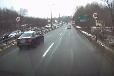 Mistrzowski manewr kierowcy Audi. O włos od wypadku 