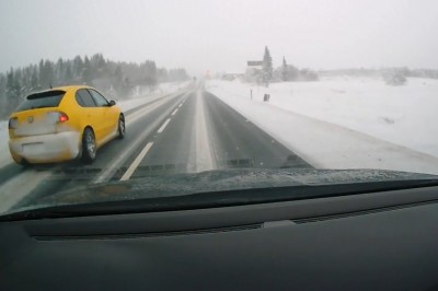 Na centymetry, czyli Seat kontra TIR na zaśnieżonej drodze 
