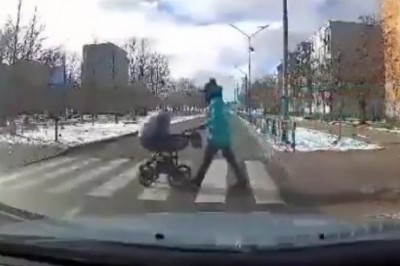 Wstawiony kierowca potrącił na przejściu dziecko w wózku. Nagranie z wideorejestratora