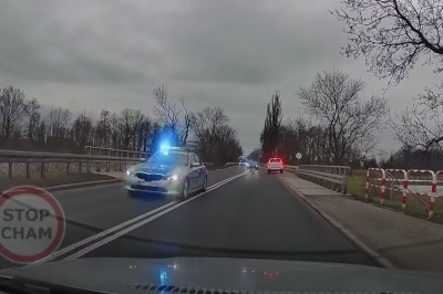 Kierowcy musieli wjeżdżać na chodnik. Nagranie z przejazdu SOP i Policji