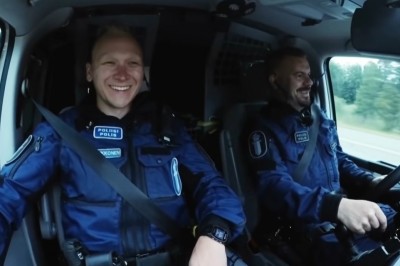 Fińska policja kontra typ na rowerze wracający z imprezy