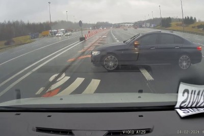 Kierowca BMW i jego manewr na bramkach autostrady A4. Zabrakło kasy?