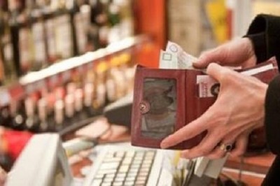 Wyśmiała matkę bez pieniędzy przy kasie w sklepie. Reakcja klienta  była błyskawiczna