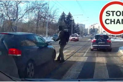 O włos od tragedii na przejściu we Wrocławiu. Kolejny, który wyprzedzał przed pasami